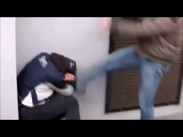 POLICJA KOPIE BEZBRONNEGO!!!