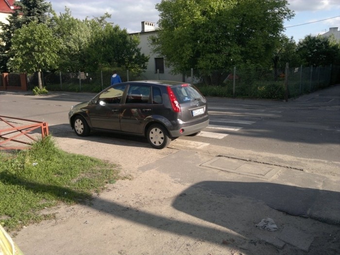 Naucz sie parkowac!Glupia kurwo :/