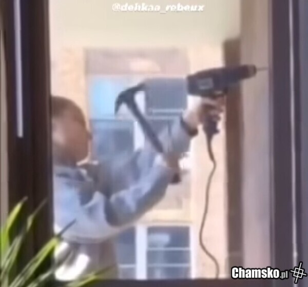Blondynka wynajduje wiertarke udarowa