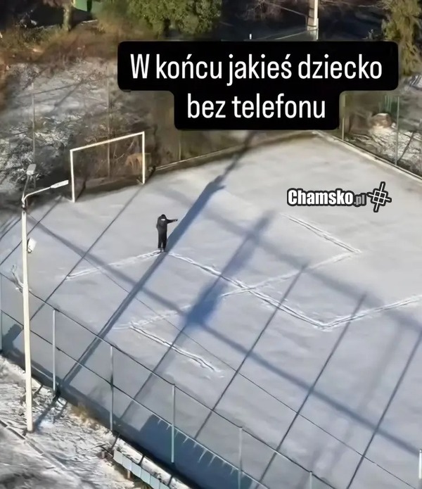 Dobrze, że przynajmniej jedno dziecko nie siedzi w smartfonie i mediach społecznościowych...