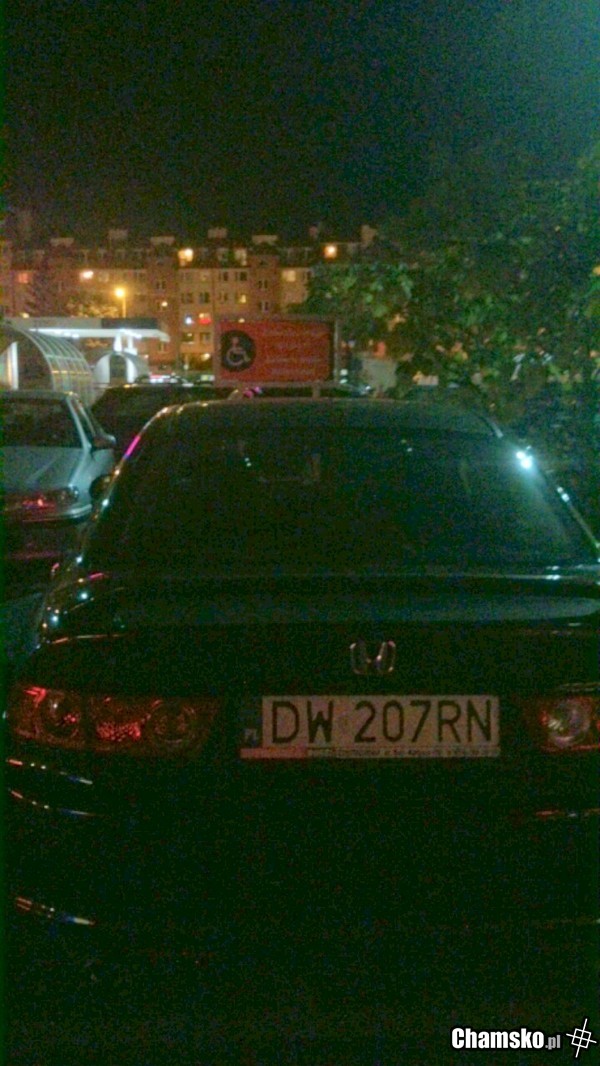 prowokacja? sprawna młoda para zaparkowała we Wrocławiu koło Tesco.