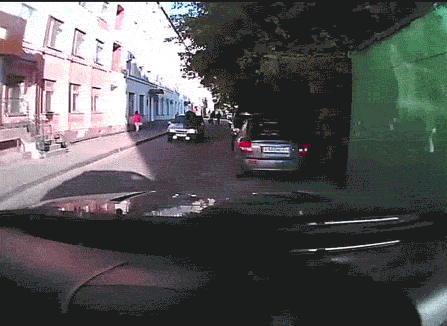 Jebany czarnuch na masce auta