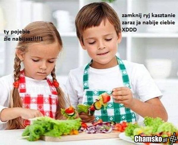 Dzieciaczki robią sałatkę