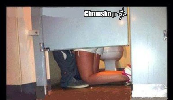 Oh jak romantycznie...kobieta oswiadcza sie chlopakowi