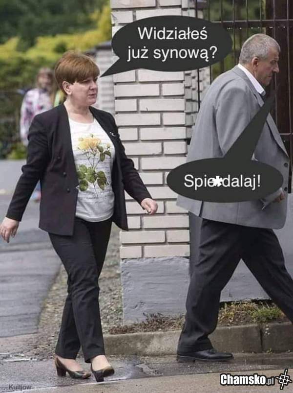 Dumni rodzice z synka, księdza, ojca